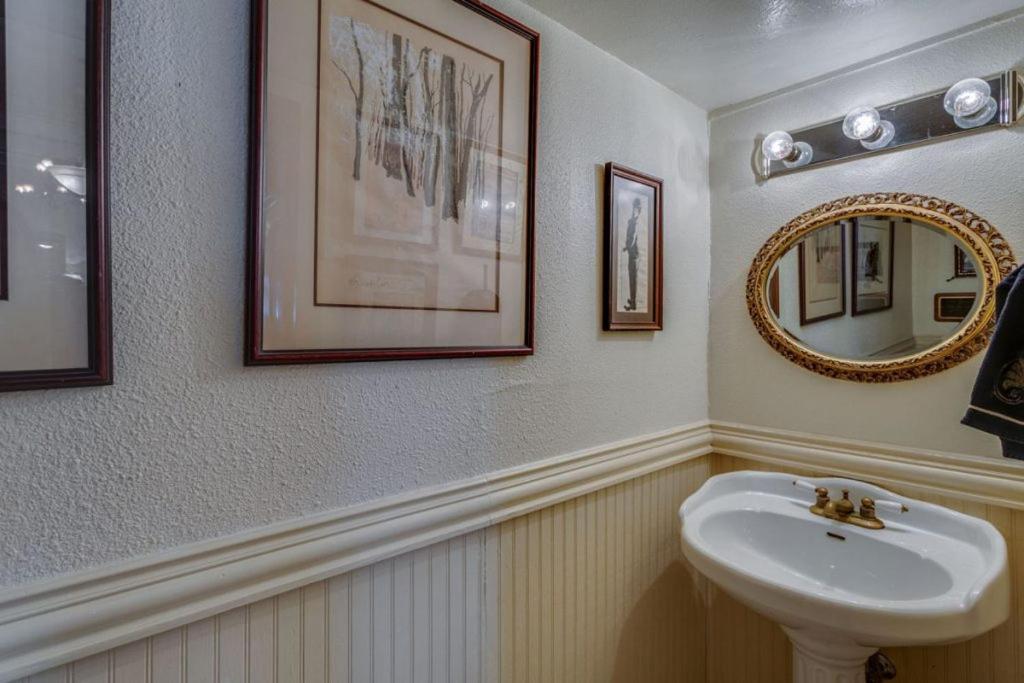 Four Winds Victorian Venue & Suites Bonham Экстерьер фото